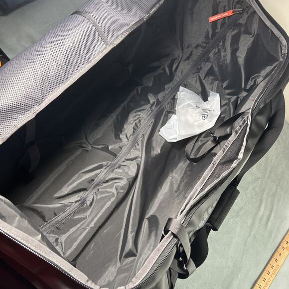 NWT Patagonia Black Hole Wheeled Duffel 100L 49388 Mint Cond. TPU DWR Ripstop - Picture 6 of 16